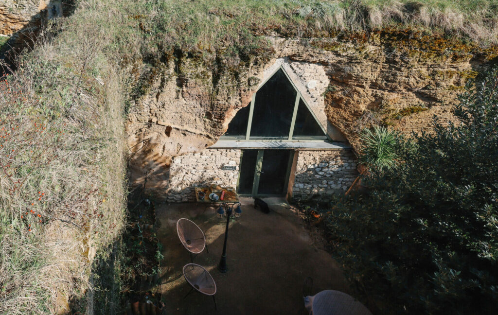 	Façade troglodytique du gîte pour 6 personnes à Doué-en-Anjou, hébergement de groupe atypique