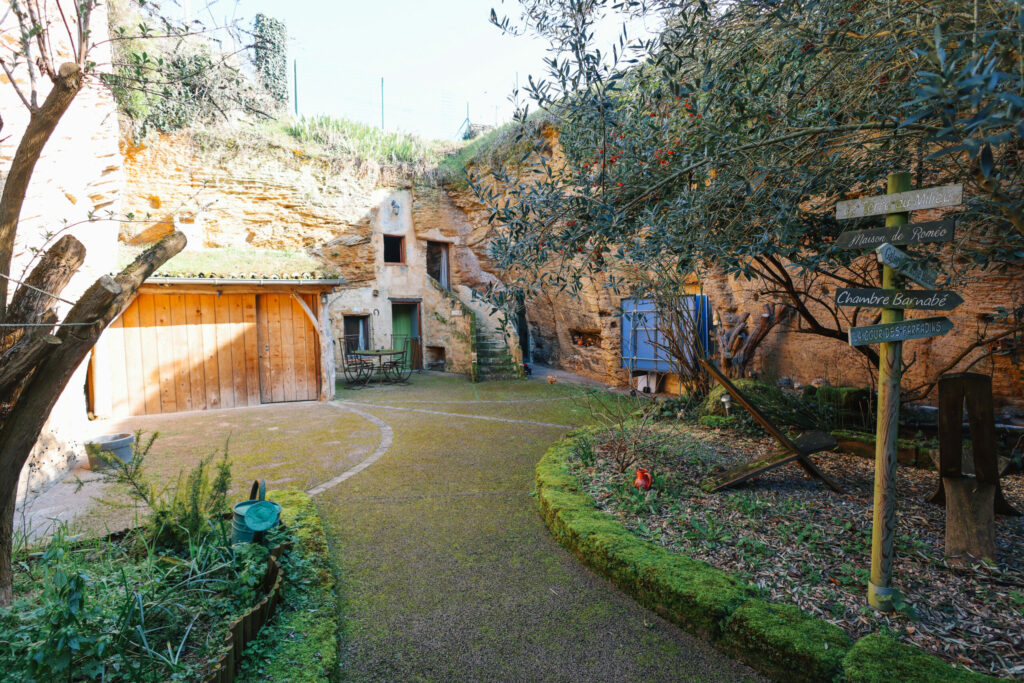 Cour intérieure troglodytique végétalisée aux Voûtes Oubliées, gîte insolite en Anjou