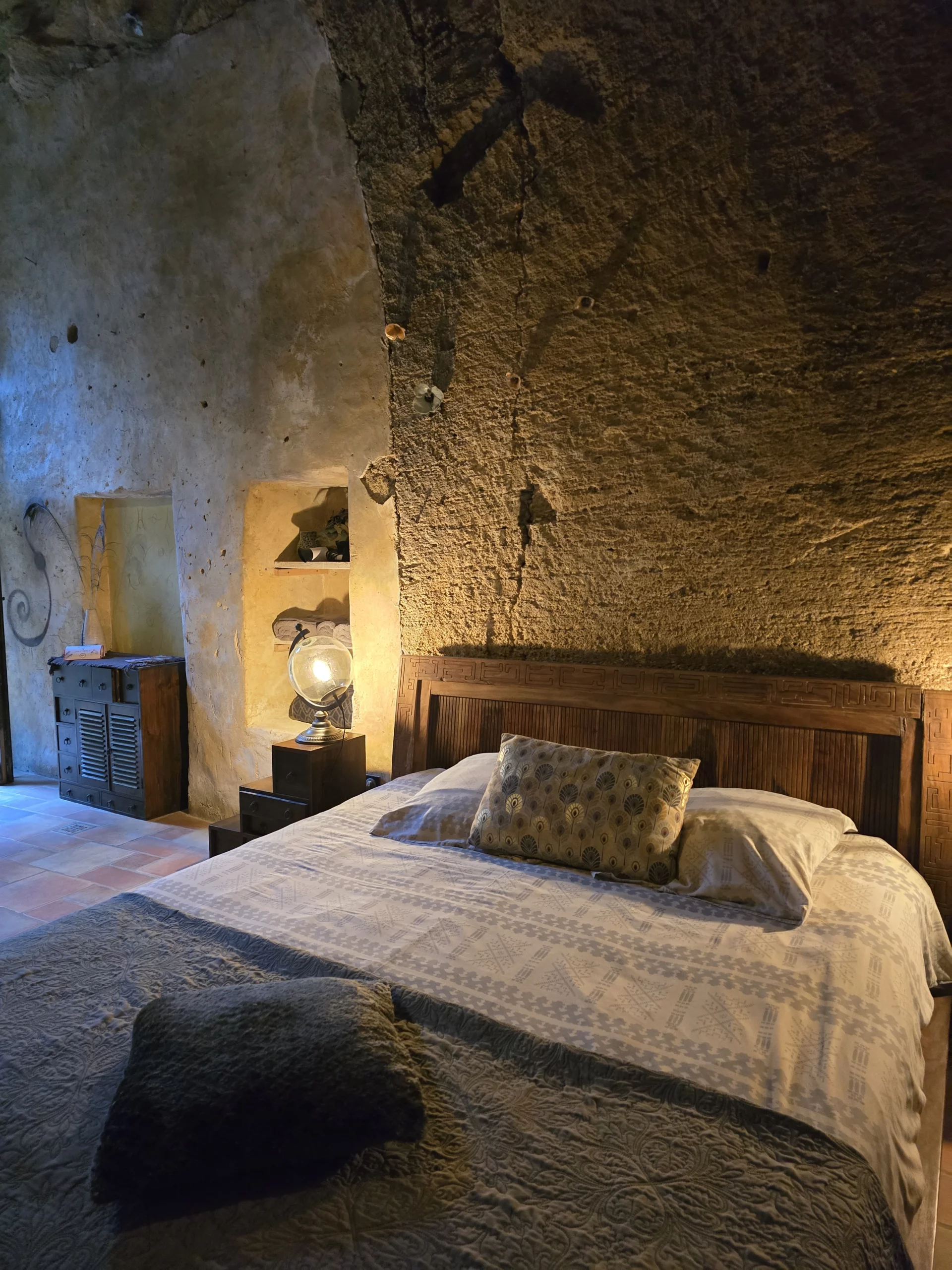 chambre troglodytique intimiste aux Voûtes Oubliées à Doué-la-Fontaine, idéale pour un séjour romantique avec spa privatif