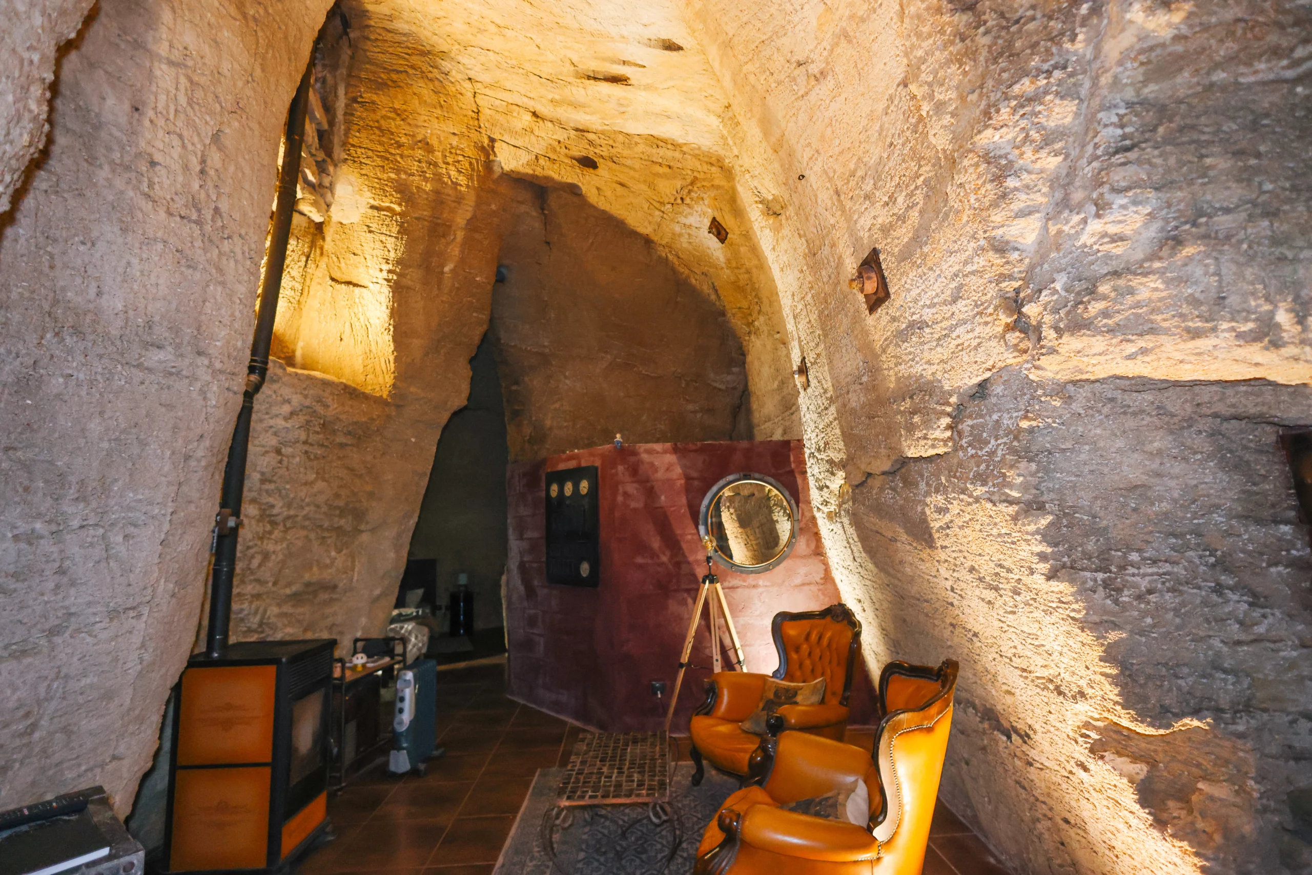 Intérieur d’une chambre troglodytique pour deux, ambiance romantique creusée dans la roche