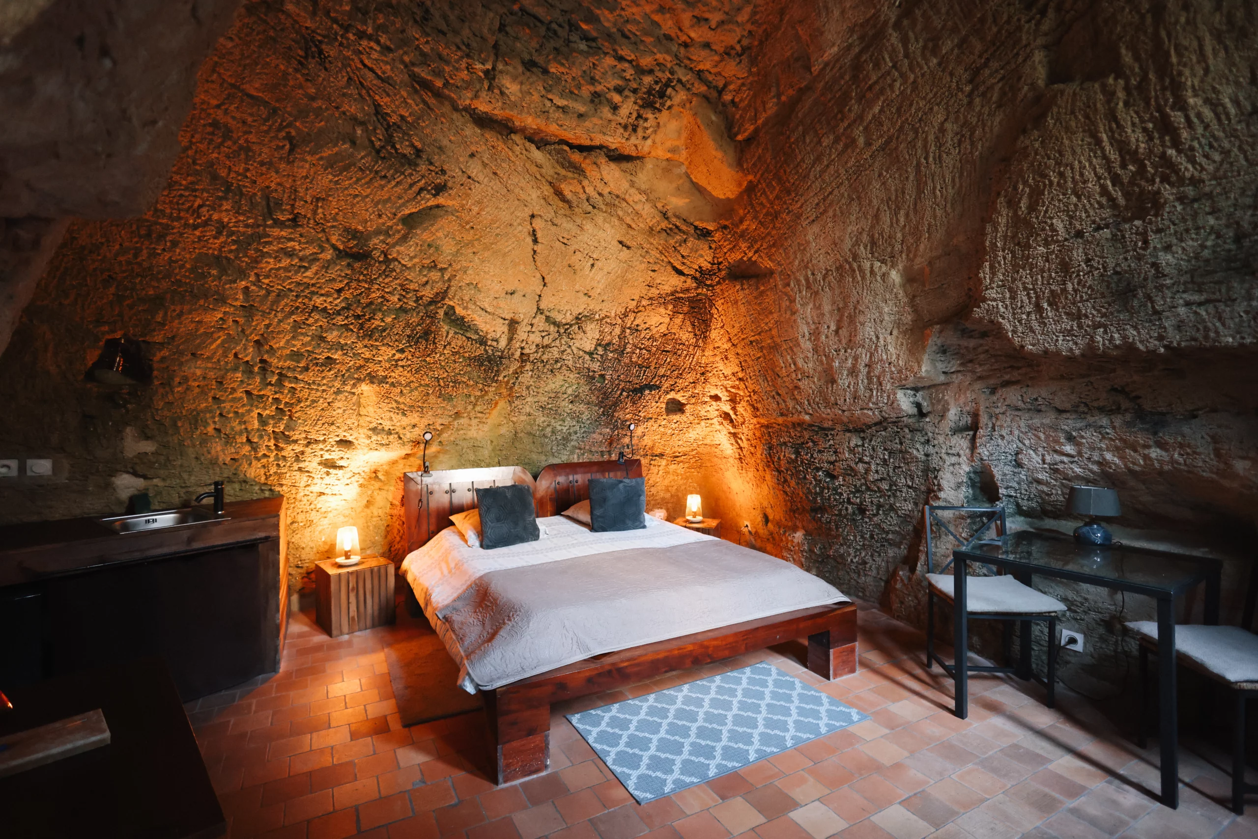 Intérieur d’une chambre troglodytique pour deux, ambiance romantique creusée dans la roche