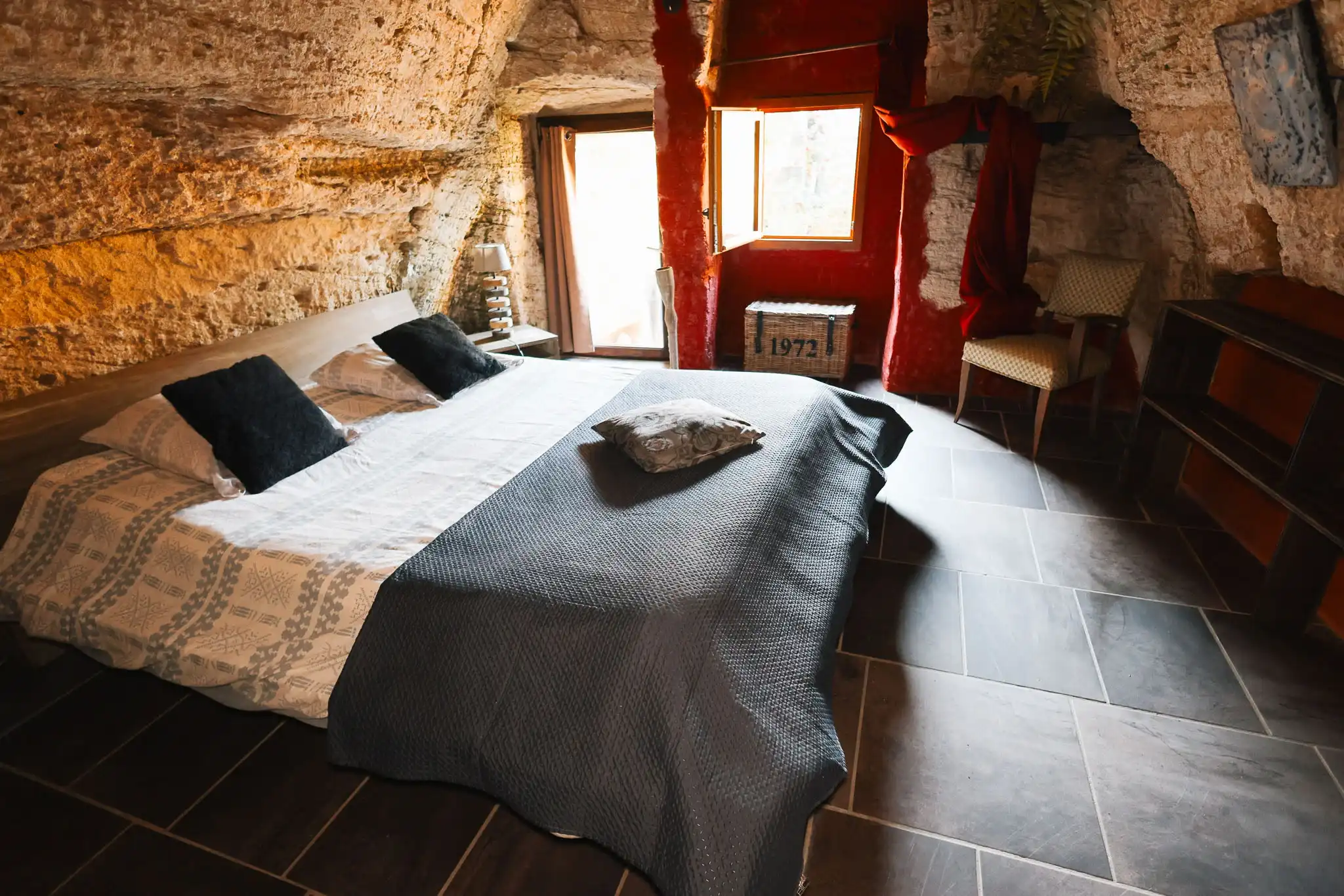 Chambre troglodytique cosy aux Voûtes Oubliées à Doué-la-Fontaine, idéale pour un séjour insolite