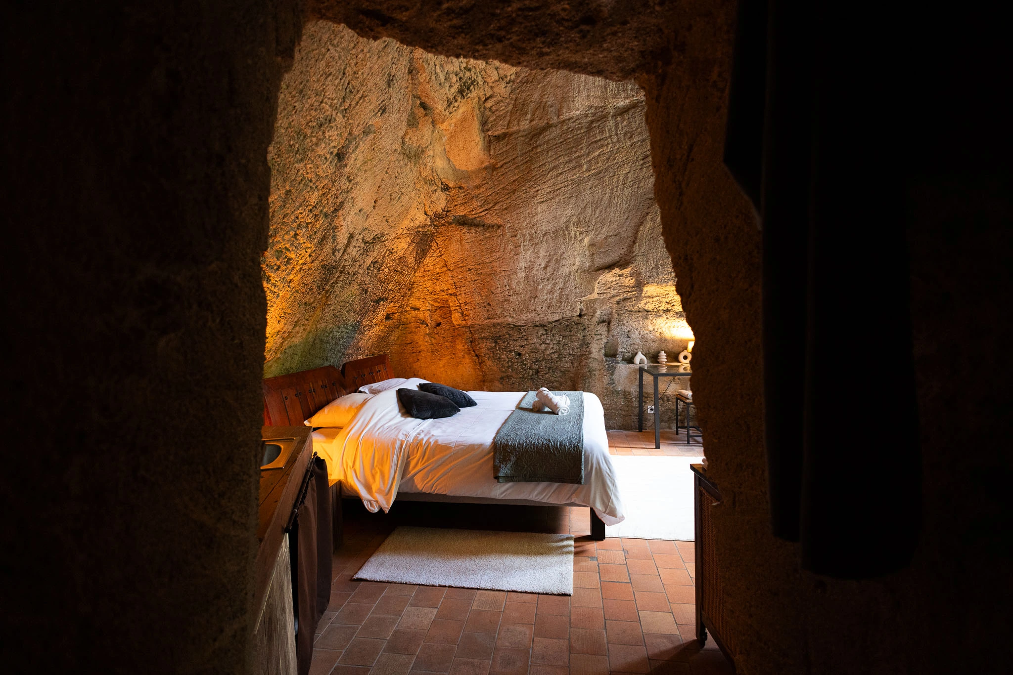 Intérieur d’une chambre troglodytique pour deux, ambiance romantique creusée dans la roche