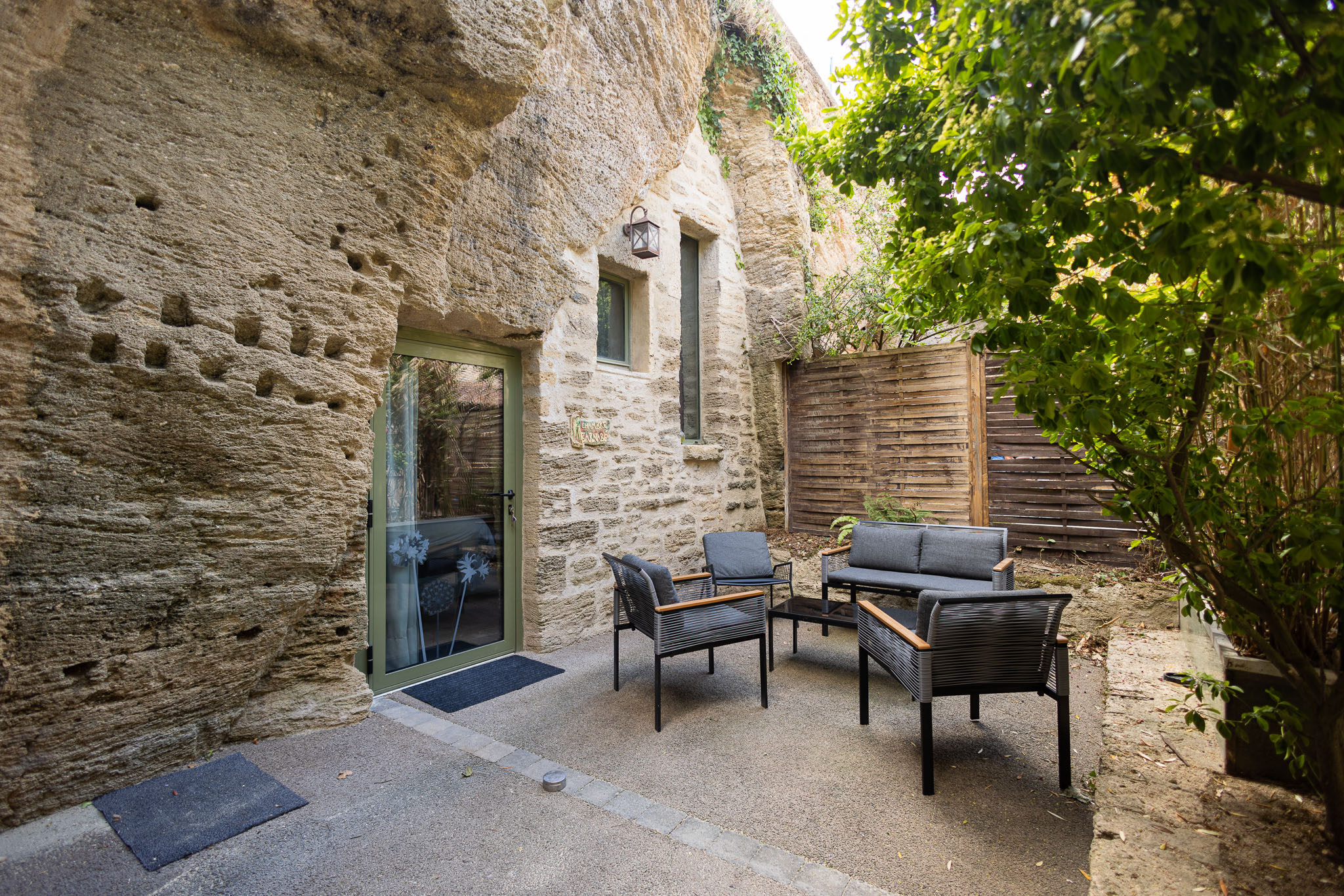 Terrasse troglodytique pour escapade romantique à Doué-en-Anjou, cadre naturel et paisible
