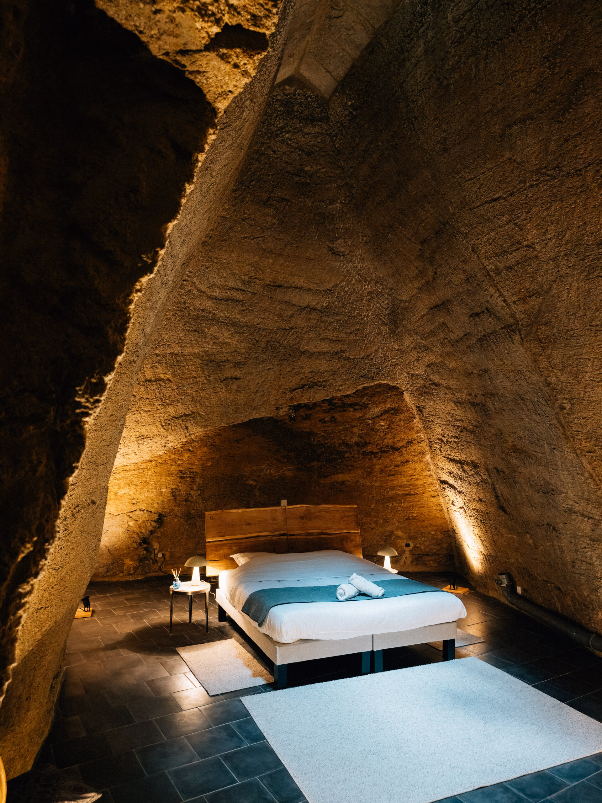 Chambre de la Galerie aux Voûtes Oubliées, creusé dans la roche au 15e Siècle, chambre unique insolite et majestueuse