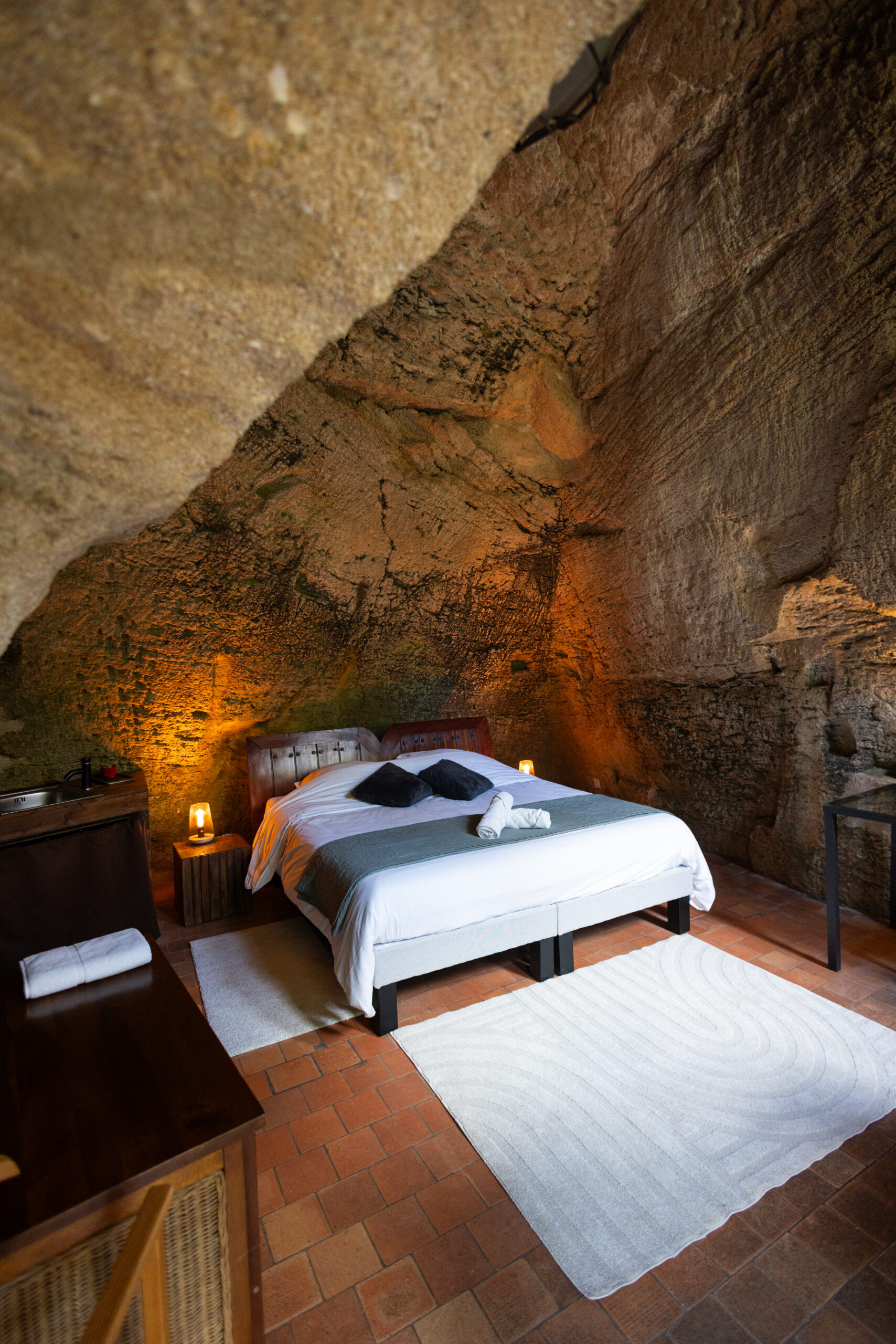 Intérieur d’une chambre troglodytique pour deux, ambiance romantique creusée dans la roche