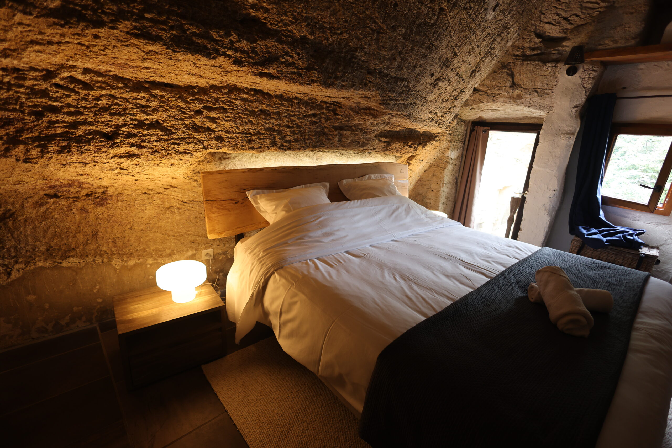 intérieur de la chambre la Rose Bleue - Les Voûtes Oubliées, chambre insolite troglodyte