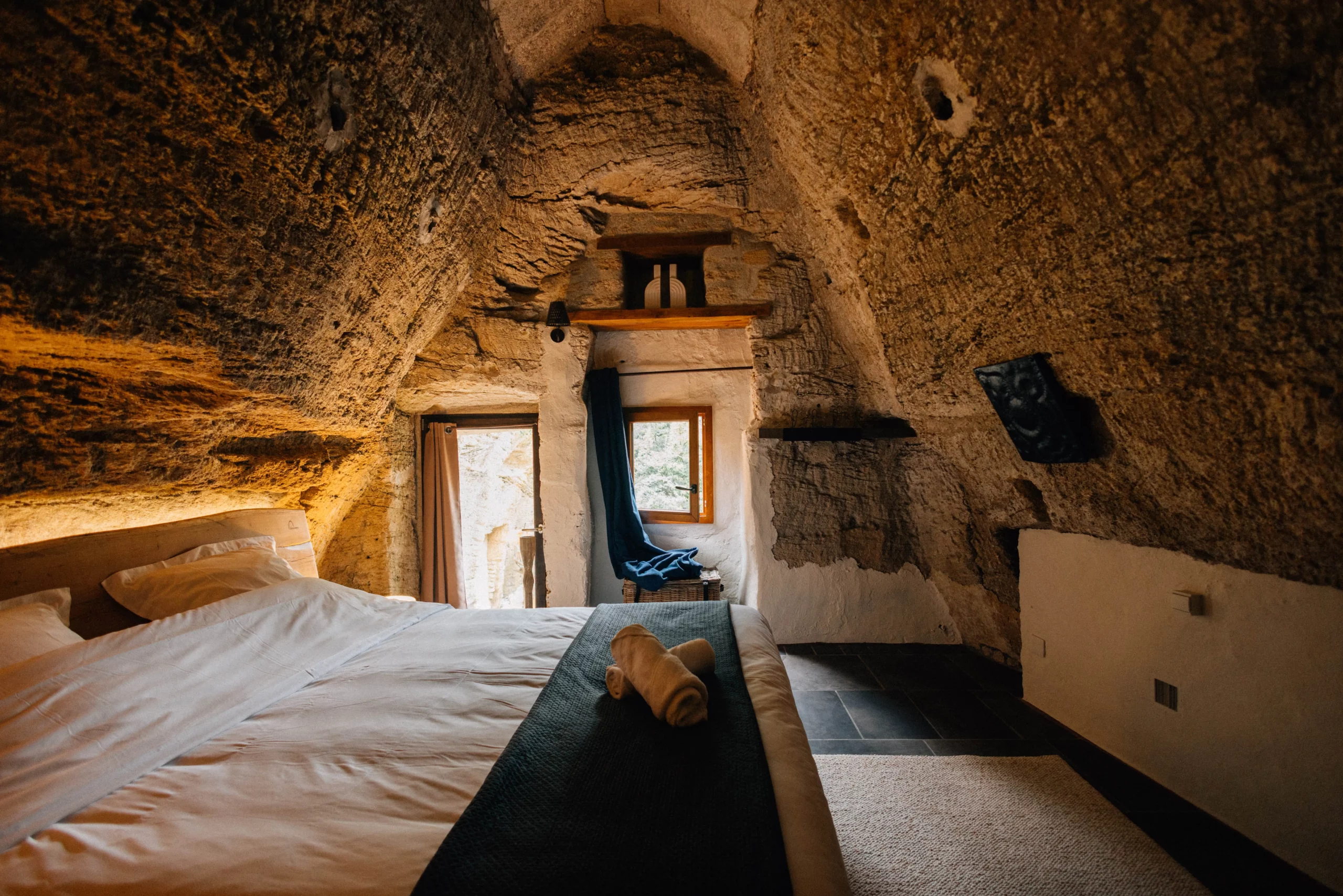 intérieur de la chambre la Rose Bleue - Les Voûtes Oubliées, chambre insolite troglodyte