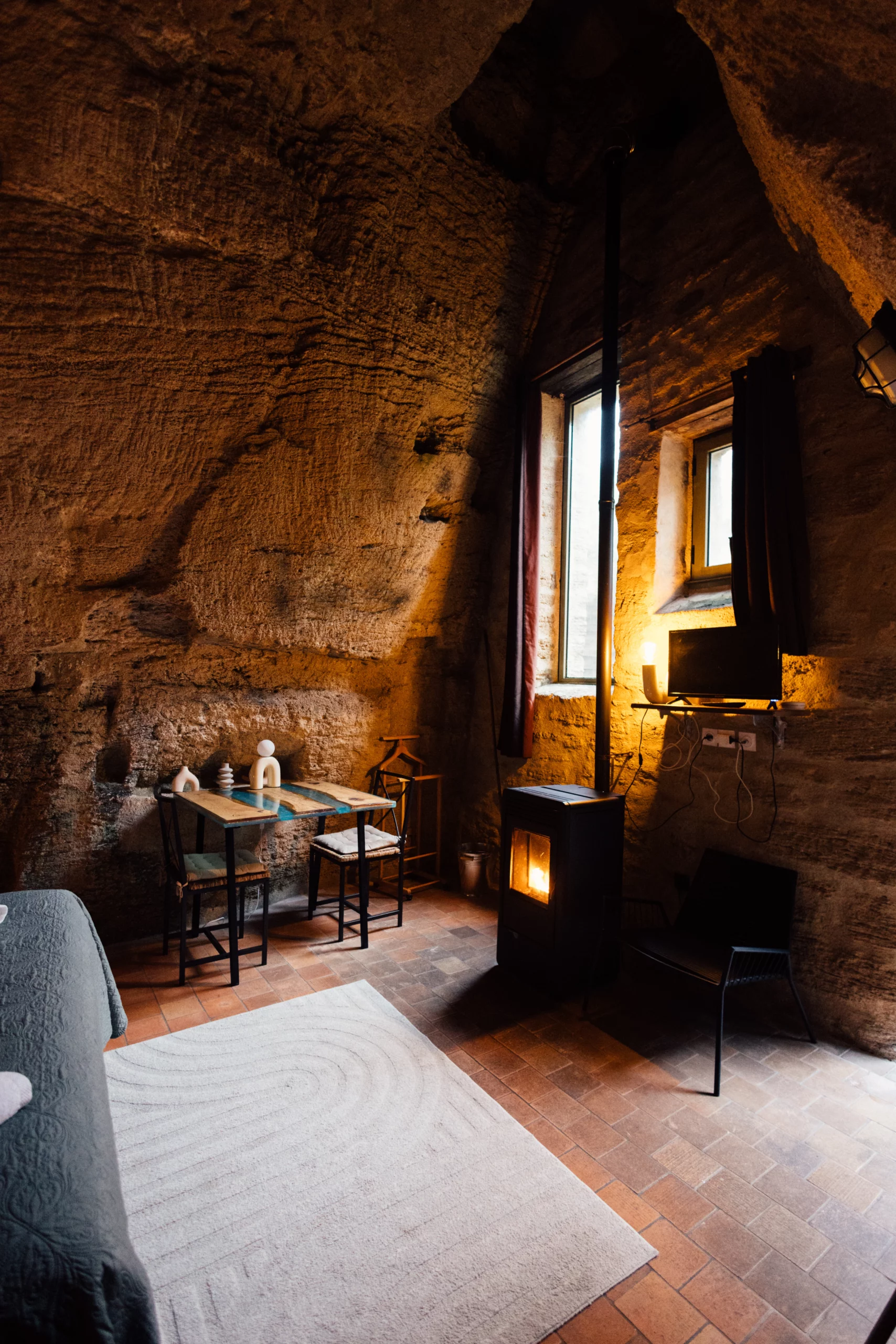 Restez au chaud cet hiver aux Voûtes Oubliées avec nos poêles à Granulé installés dans chaque chambre