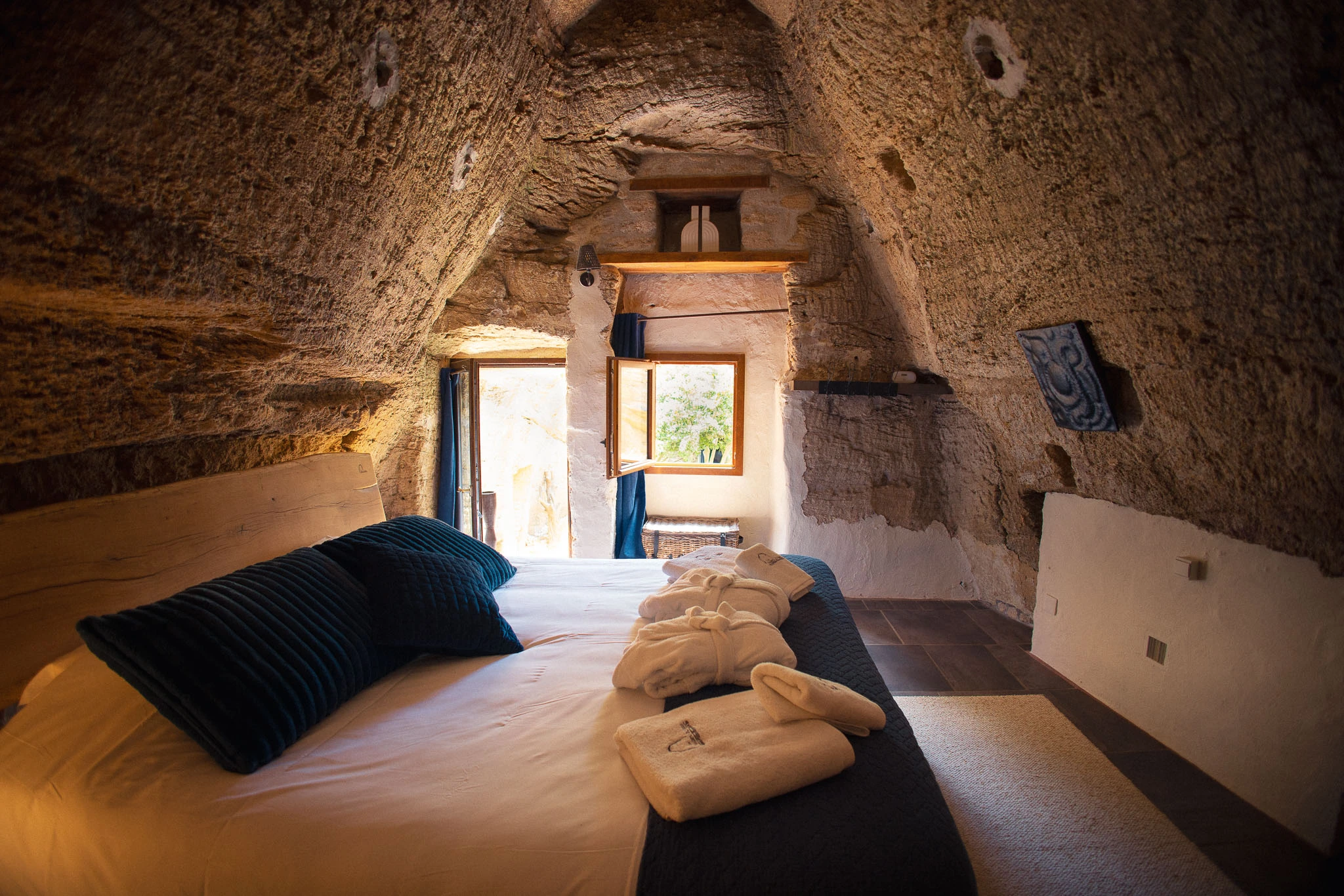 Chambre de la Rose Bleue en troglodyte à Doué en Anjou