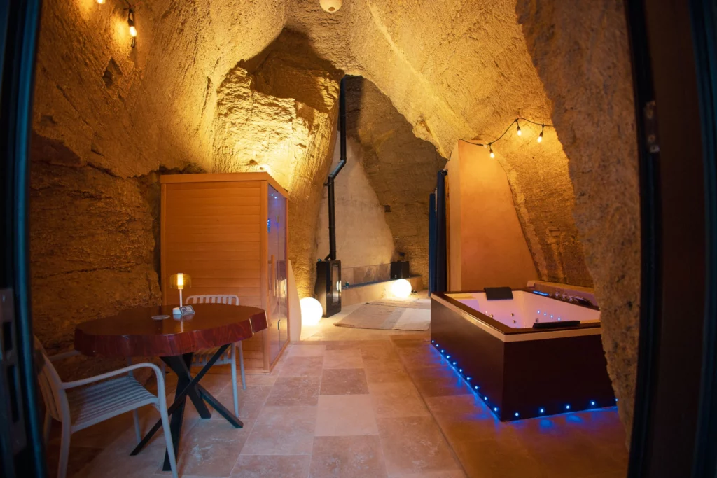 Chambre L'Escapade aux Voûtes Oubliées avec Sauna et Balnéo